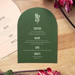 Menú de boda moderno con forma de arco, color sólido, color caléndula, curvo, impreso, tarjetas de menú, texto moderno contemporáneo simple
