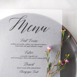 Menu di nozze in pergamena con scrittura semplice • Menu stampati o stampabili • Stile calligrafico semplice • Carta all'aperto M009