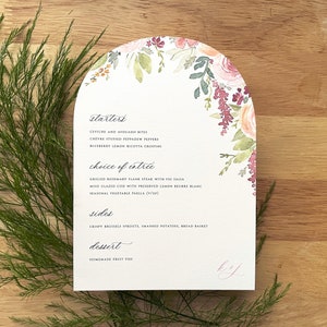 Menu di nozze con rose ad acquerello a forma di arco, carte menu stampate curve, bordo floreale, cornice per ricevimento