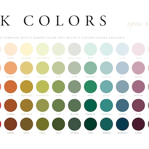 Puede incluir: Una carta de colores titulada "INK COLORS" con una variedad de colores de tinta dispuestos en filas y columnas. La fila superior incluye tonos m&aacute;s claros, mientras que las filas siguientes presentan tonos m&aacute;s oscuros. La carta incluye nombres de colores como Merlot, Cayena y Negro.