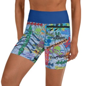 Puede incluir: Un par de pantalones cortos deportivos azules y blancos con un estampado gráfico colorido que incluye texto como "Row Harder" y "Unstoppable".