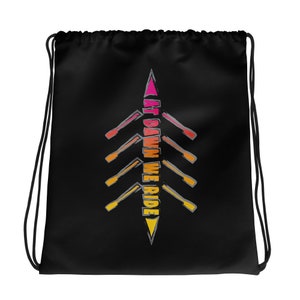 Puede incluir: Bolsa de cordón negra con un gráfico colorido de remos y el texto "At Dawn We Ride".