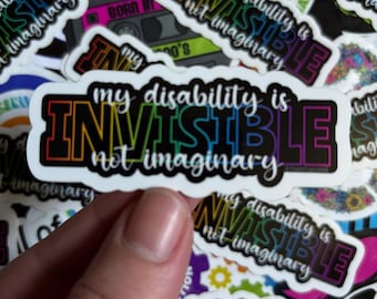 Peut inclure: Un autocollant blanc avec le texte "My disability is invisible not imaginary" en couleurs arc-en-ciel. L'autocollant est entouré d'autres autocollants avec des messages similaires.