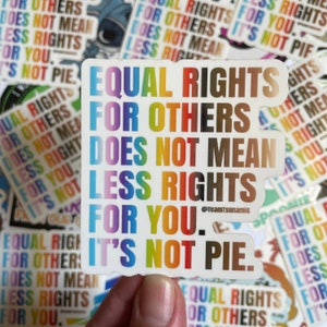 Pegatina transparente con el dorso de la carta "Igualdad de derechos", pegatina "No es una tarta", pegatinas de arcoíris inclusivas, regalo LGBTQ, regalo BIPOC, regalo de inclusión, pegatina "Queer"