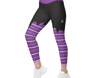 Puede incluir: Leggings de talle alto con cintura morada sólida y sección superior negra con dobladillo festoneado. La parte inferior muestra rayas horizontales moradas, blancas y grises. Un pequeño logotipo gris es visible en el lateral de la sección negra.