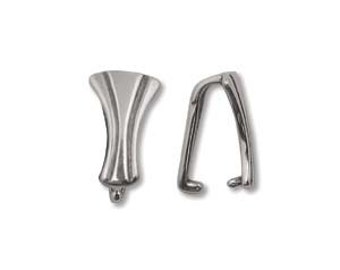 Puede incluir: Dos baúles de colgante de metal plateado, uno con un diseño curvo y el otro con una forma más tradicional.