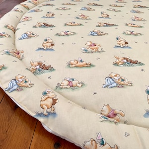 WHIMSICAL POOH & Friends Moments Spielmatte, gepolstert, Circle Rug, Neugeborenes Kinderzimmer, beste Babygeschenke, Winnie Pooh inspiriert