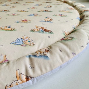 PADDED POOH & Friends Moments PLAYMAT, Spieldecke, gepolstert, Circle Rug, Newborn Nursery, beste Babygeschenke, Winnie Pooh inspiriert