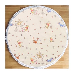 Wunderliche WINNIE PLAYMAT, BABY Spielmatte, gepolstert, runder Teppich, Neugeborenen-Kinderzimmer, beste Babygeschenke, Winnie Pooh inspiriert, Teppichquaste
