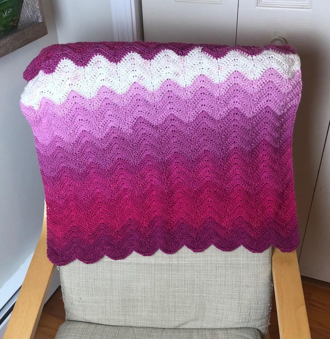 CROCHETED MINI OMBRE WRISTLET • white and pink