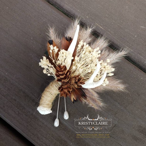 Boutonniere de asta con aliento de bebé seco, hierba de la pampa, plumas de faisán y piñas, ojal, solapa, cordel, imitación, resina, taxidermia