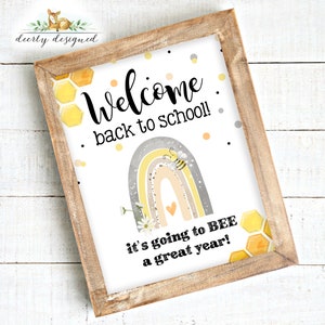Peut inclure: Une affiche imprimable avec un arc-en-ciel, une abeille et des motifs de nid d'abeille. Le texte dit "Bienvenue de retour à l'école ! Ce sera une année BEE au top !"