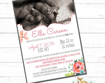 Può includere: Una foto in bianco e nero di una mano di bambino che tiene un dito. La foto è circondata da un bordo floreale rosa e bianco. Il testo "Ella Carson" è scritto in rosa nella parte superiore della foto. Il testo "April 7, 2016 2:32 AM" è scritto in nero sotto la foto. Il testo "3lbs 13 oz 16 inches" è scritto in nero a destra della foto. Il testo "Although she spent only a moment in our arms. She is forever in our hearts." è scritto in nero sotto la foto. Il testo "Ella's Celebration of Life Service will be April 14, 2016 at the John Monroe Funeral Home: 2357 Gatewood St. Paris, Texas at 10:00 AM." è scritto in nero sotto la foto. Il testo "In lieu of flowers. Please consider donating to the SCRN (Stillbirth Collaborative Research Network)" è scritto in nero sotto la foto.