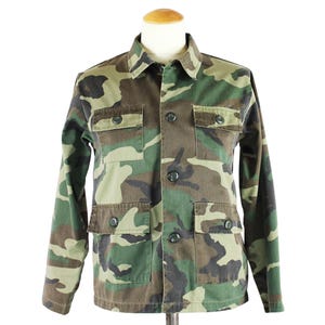 Chaqueta militar BDU de camuflaje vintage de los años 70, oficial de EE. UU., icónica y versátil, estilo urbano, en tonos tierra, con 4 bolsillos, unisex, talla S/XS para adultos.