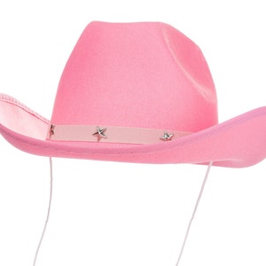 K&ouml;nnte beinhalten: Ein rosa Cowboyhut mit einem silbernen Sternendesign auf dem Band.