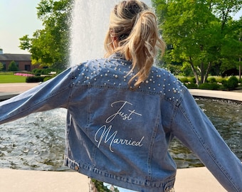 Gerade verheiratet Hochzeitsgeschenk, Brautparty Geschenkidee, kundenspezifische Hochzeitsjacke, personalisierte Braut Jeansjacke, personalisiertes Geschenk für sie