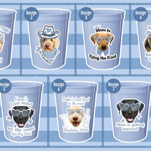 Peut inclure: Sept gobelets de stade en plastique bleu clair orn&eacute;s de portraits de chiens personnalis&eacute;s avec des accessoires tels que des lunettes, des chapeaux et des n&oelig;uds papillon, accompagn&eacute;s de textes sur le th&egrave;me du mariage comme Mom is getting married.
