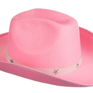 K&ouml;nnte beinhalten: Ein rosa Cowboyhut mit silbernen Sternenapplikationen.