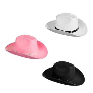 K&ouml;nnte beinhalten: Drei Cowboyh&uuml;te in verschiedenen Farben: wei&szlig;, rosa und schwarz. Jeder Hut hat ein schwarzes Band mit silbernen Sternchen.