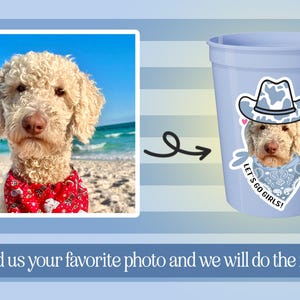 Peut inclure: Un gobelet en plastique bleu clair avec un autocollant personnalis&eacute; repr&eacute;sentant un chien aux poils boucl&eacute;s portant un chapeau de cow-boy &agrave; motif vache bleu et un bandana bleu. L'autocollant porte le texte LET'S GO GIRLS! et des petits c&oelig;urs roses. Le texte indique : Send us your favorite photo and we will do the rest!