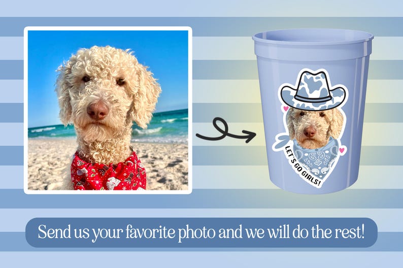 Peut inclure: Un gobelet en plastique bleu clair avec un autocollant personnalis&eacute; repr&eacute;sentant un chien aux poils boucl&eacute;s portant un chapeau de cow-boy &agrave; motif vache bleu et un bandana bleu. L'autocollant porte le texte LET'S GO GIRLS! et des petits c&oelig;urs roses. Le texte indique : Send us your favorite photo and we will do the rest!