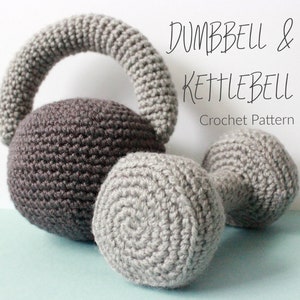 Op de afbeelding: Haakpatroon voor een grijze dumbbell en een grijze kettlebell. De dumbbell is gemaakt met grijs garen en heeft een ronde vorm. De kettlebell is ook gemaakt met grijs garen en heeft een ronde vorm met een handvat.