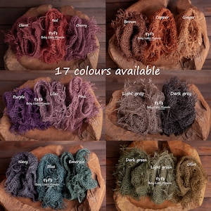 Puede incluir: Una colección de 17 envoltorios de tela de diferentes colores, cada uno presentado en un cuenco de madera. Los colores incluyen granate, rojo, cereza, marrón, cobre, jengibre, morado, lila, rosa, gris claro, gris oscuro, azul marino, azul, esmeralda, verde oscuro, verde claro y oliva.