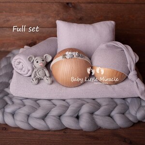 Könnte beinhalten: Ein Set für Neugeborenenfotografie, einschließlich einer grauen Strickdecke, eines Kissens, eines Wraps, einer Mütze und einer Holzschale. Ein kleines graues Spielzeugmaus sitzt auf der Decke. Der Text "Full set" ist sichtbar.
