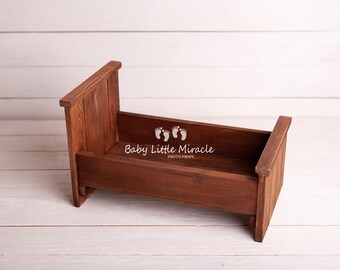 Cama rústica de madera, accesorios para recién nacidos, cama hecha a mano, accesorio para fotos, cama marrón, cama vintage, regalo para baby shower, accesorio para fotos vintage, cama para muñecas