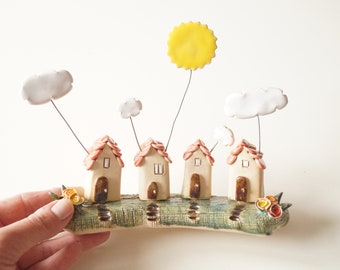 Handgemachtes süßes Miniaturhaus aus Keramik • Einweihungsgeschenk • Rustikales Wohndekor • Sonne und Wolken • Wohndekor • Gartendekor • Willkommen zu Hause