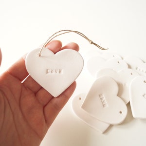 Enfeite de coração de cerâmica branca: lembrancinha de casamento com amor