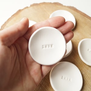 Handgemachter Love Keramikteller: Minimalistisches Hochzeitsgeschenk