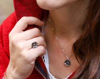 Collar de amapola bruñida con pistilos