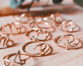 Personlig initialring – Handgjord – Brons, silver eller guld – Stor kursiv initial