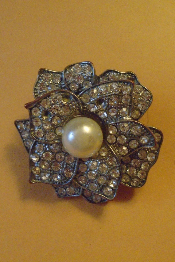 Rhinestone Flower Ring with a Pearl on a Strechy … - image 1