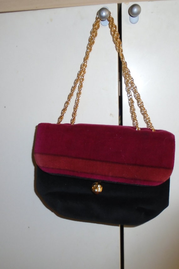 A Maroon and Black  Purce with a Dubble Chain Hand