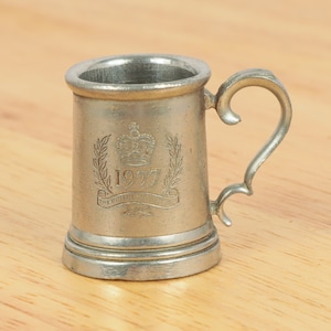 Miniature Mug with Handle / Miniature Tankard || Silver plated / alloy / metal mug || 1977 The Queens Silver Jubilee