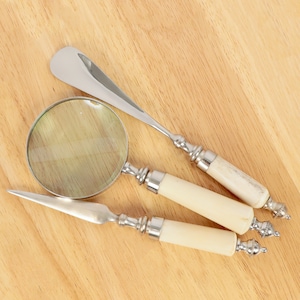 Vergrootglas en briefopener/envelopmes en schoenlepel || Vintage massief messing en schelp