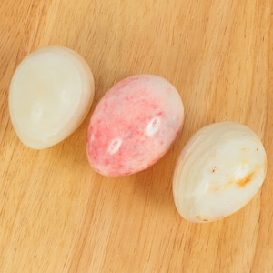 3 Polished marble onyx eggs || vintage || white / beige / black || set of three