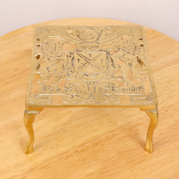 Kettle stand / tea pot stand / plant pot stand - Dieu et mon droit || Vintage solid brass || Royal Coat of Arms of the United Kingdom