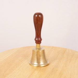 Campana escolar // Mango de madera marrón oscuro // Campana de latón macizo vintage / campana escolar / campana de mano