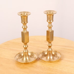 2 Kandelaars / Kandelaars || Vintage massief messing || Set van twee kandelaars met ronde plaatvormige voet