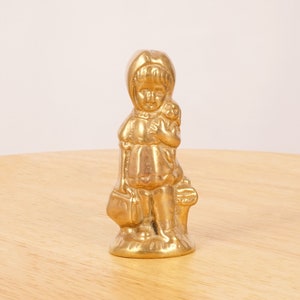 Girl with a basket || Sculpture / figurine / statue || Vintage solid brass