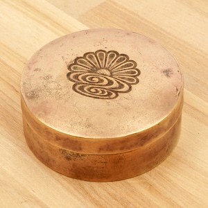 Rounded box with lid || Vintage Solid brass  || Floral design || Japan or Chines transcript writing