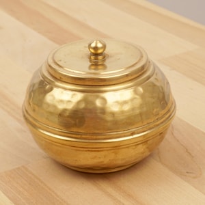 Brass box with a lid || Round shape || Handmade hammered pattern