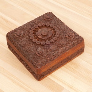 Caja de madera // Madera marrón oscuro // Diseño floral detallado // Vintage // Hecho a mano