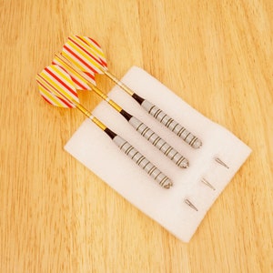 3 dardos || Latão maciço vintage/liga metálica || Conjunto de três || Plástico vermelho branco amarelo