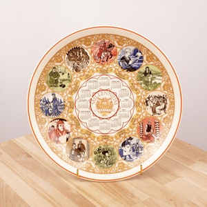Kalenderporslinstallrik från 1999 av Wedgwood || Millenniumlitteratur || Queen's Ware Tillverkad i England