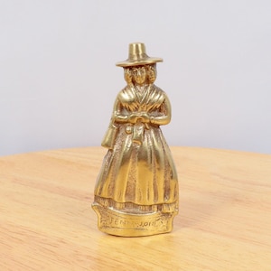 Lady holding a purse sculpture / Welsh lady / Woman figurine / Girl statue / Jenny Jone || Vintage solid brass
