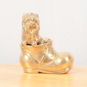 Hund im Schuh / Welpe im Stiefel sitzend || Vintage Massives Messing